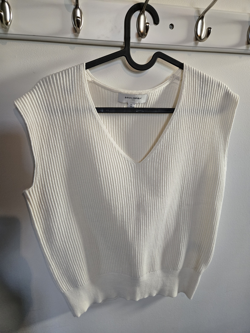 Banana Republic Cream Ribbed V-Neck Sleeveless Knit Top